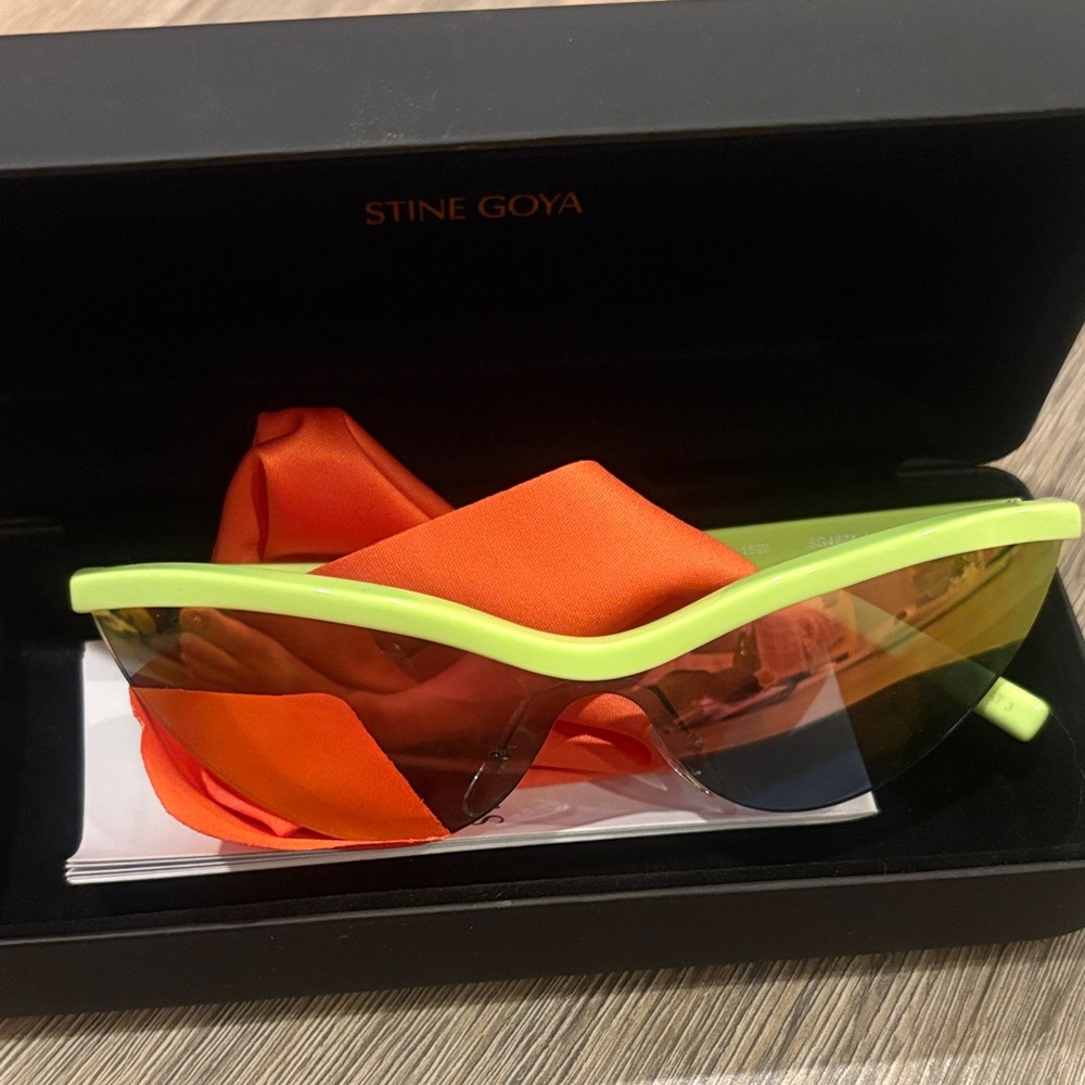 STINE GOYA Cat Shield Sunglasses in Case
